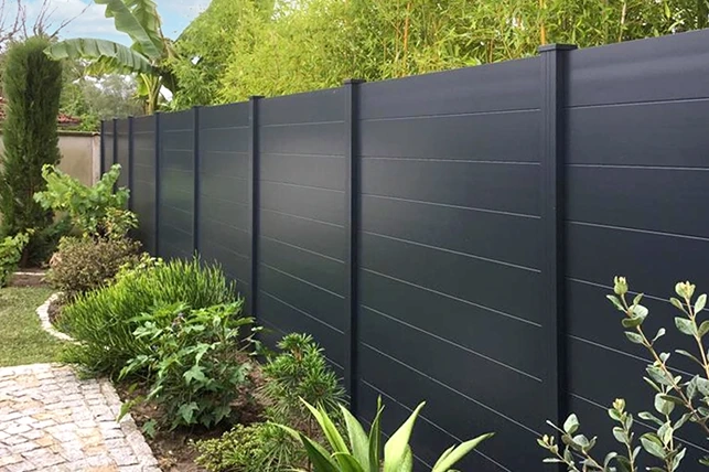 Zárt antracit alumínium kerítés részlete.