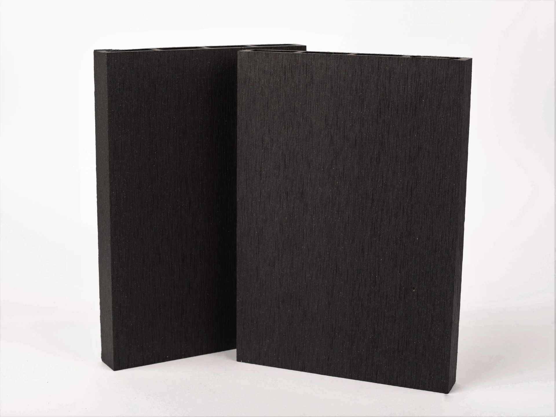 Sima antracit Simple WPC kerítésléc közeli nézete.