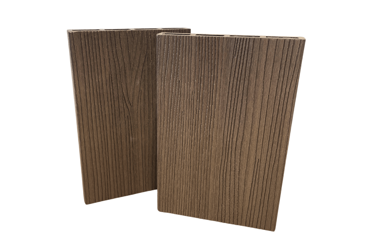 Sötétbarna dombornyomott Woody WPC kerítésléc.